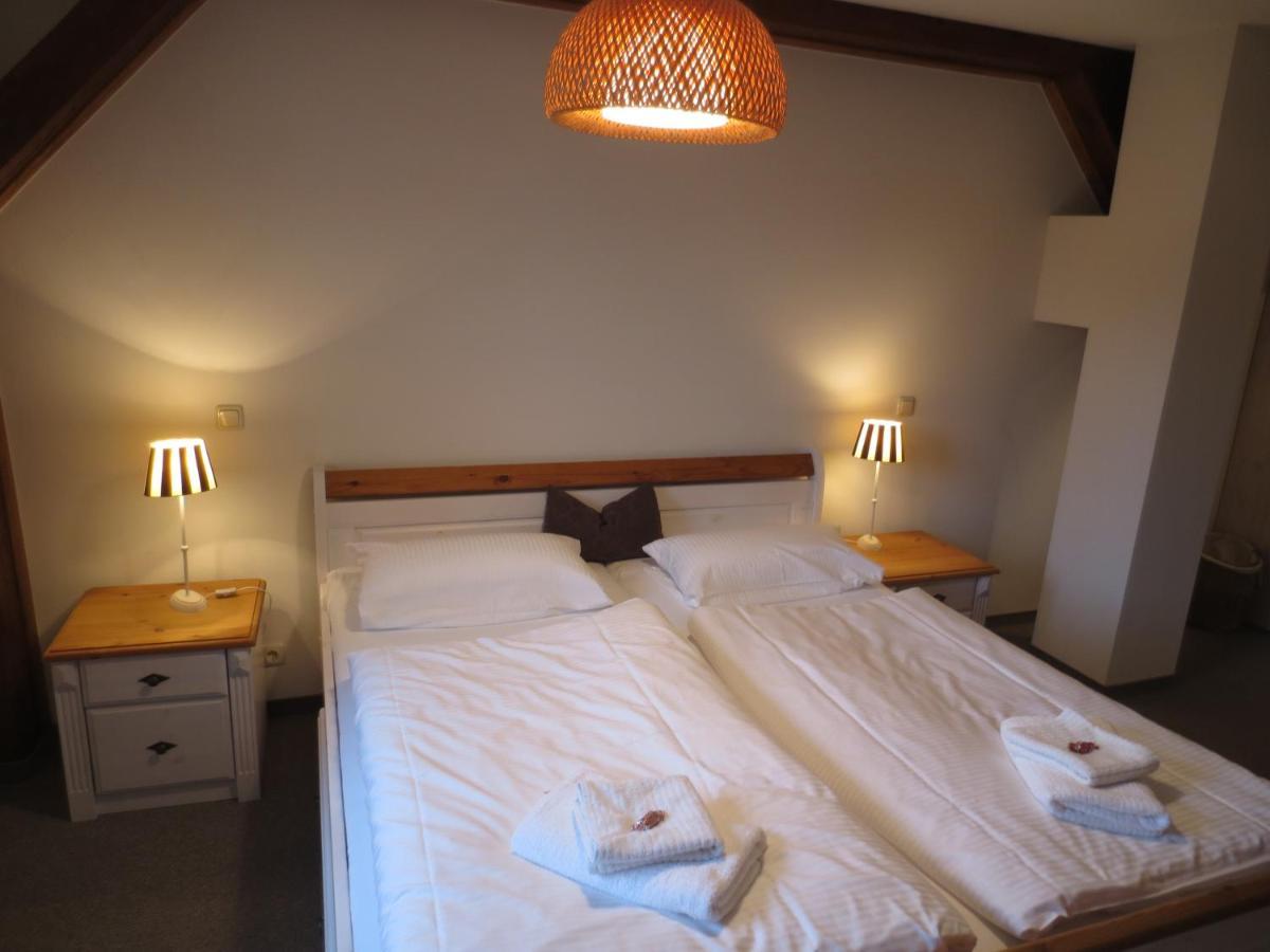 Landgut Oberhof Apartment คลุทซ์ ภายนอก รูปภาพ