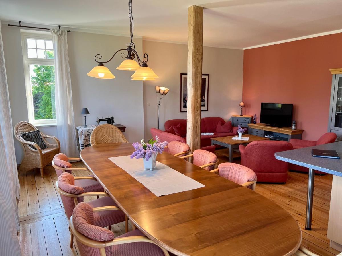 Landgut Oberhof Apartment คลุทซ์ ภายนอก รูปภาพ